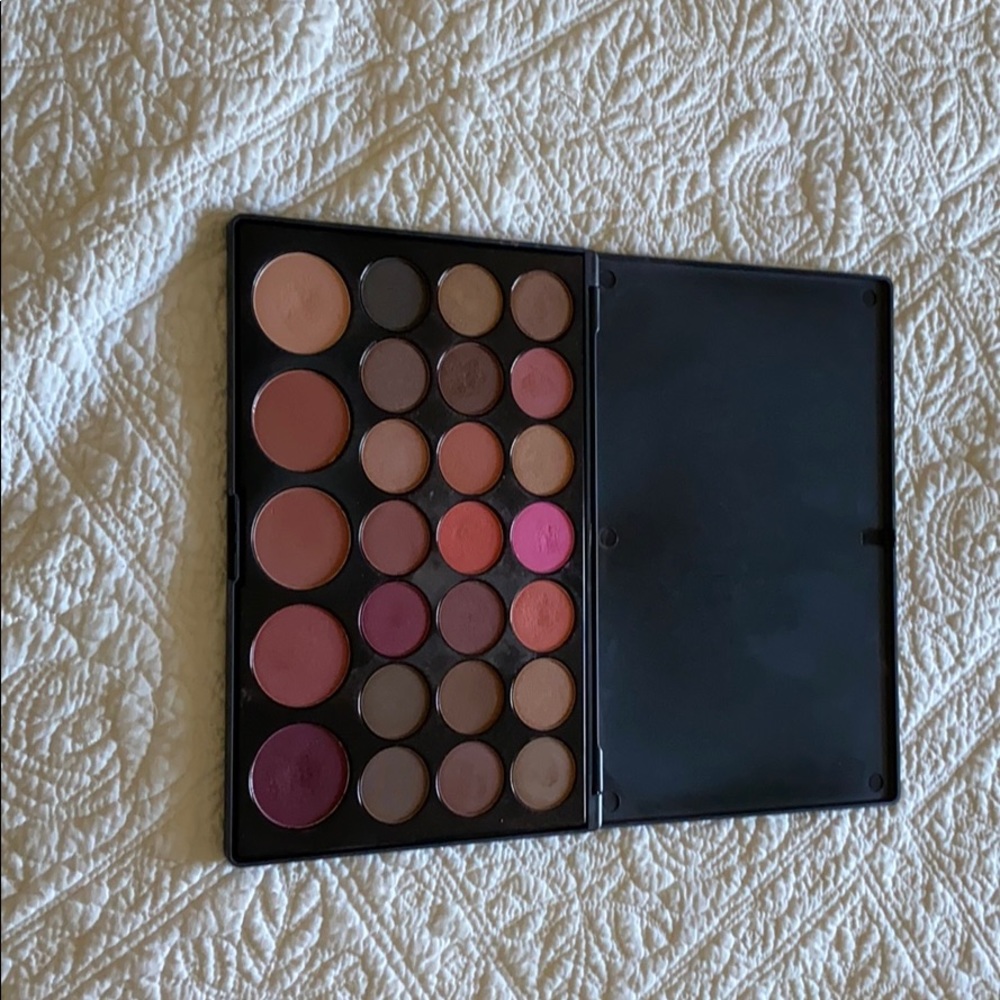 Bh cosmetics eyeshadow palette